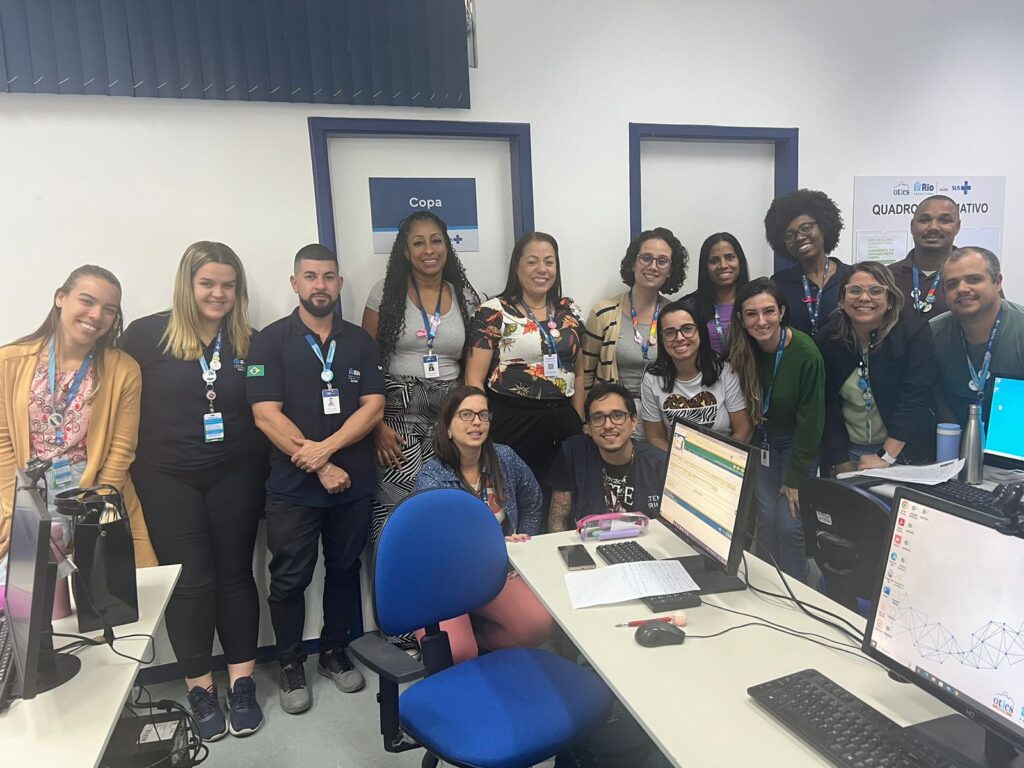 Toda a equipe que participou da capacitação de descentralização do SINAN Online reunida para a foto final.