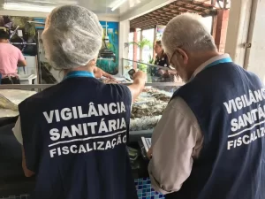 Profissionais da Vigilância Sanitária realizando uma fiscalização em um mercadinho no RJ